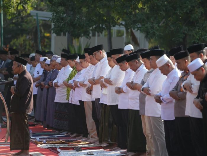 Kemarau Panjang, Wali Kota Makassar Bersama Warga Kompak Salat Istisqa di Al-Markaz
