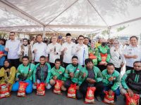 Gubernur Andi Sudirman Dampingi Menko Zulhas Salurkan Alokasi Bantuan Pangan 22,5 Ton Beras di Makassar