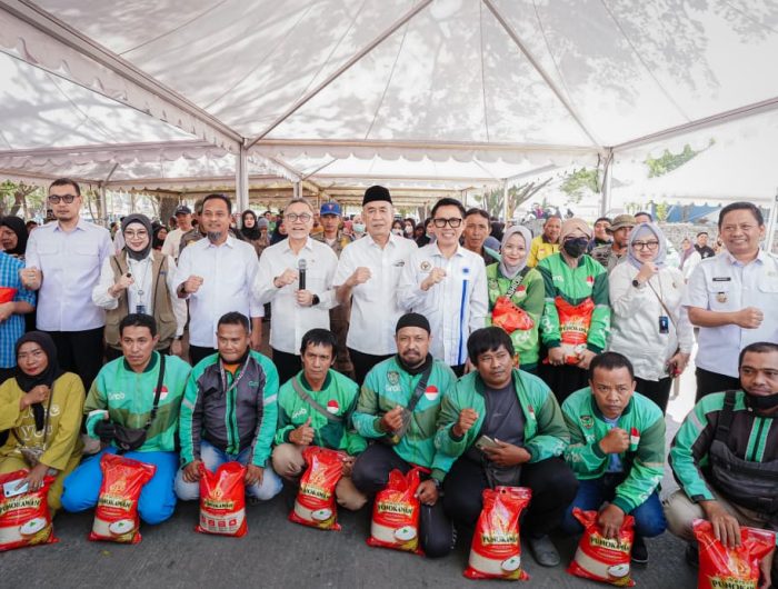 Gubernur Andi Sudirman Dampingi Menko Zulhas Salurkan Alokasi Bantuan Pangan 22,5 Ton Beras di Makassar